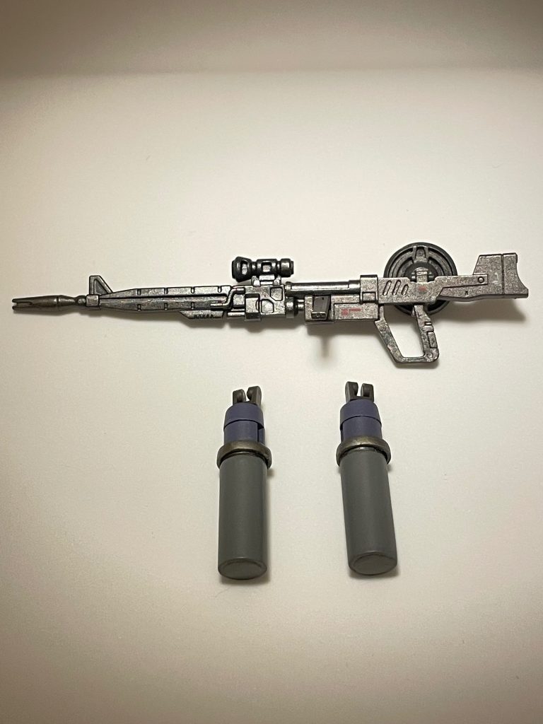 今回のでっち上げ品。ライフルはザクウォーリアのライフルにモビリティジョイントのジムスナイパーⅡの武器セットライフルをちょん切って接着しただけ。プロペラントタンクはwave の細タンクに旧キットズゴックの爪の内部パーツを削って接着し、誰かの腰部ポリキャップを開けた穴に挿しこみ。割とそれっぽいのができました。ポリキャップはCジョイントにハマる真ん中部分をカットして、背部に挟み込みで簡易付けできる様にしてあります。