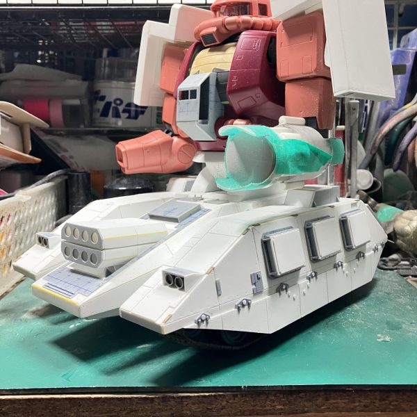 1/48ザクタンク(グリーンマカク)製作57〜66日目9割ほど車体のディテールアップしましたあとは、マフラーと手すりをやる位までになりました全体のリベット打ちに時間かかったり、ライトと片側3個ずつの箱を作ったりしてたら、あっという間に時間が過ぎてましたわ〜次からは上半身のディテールアップを進めて行きます ᕦ(ò_óˇ)ᕤ&nbsp;（4枚目）