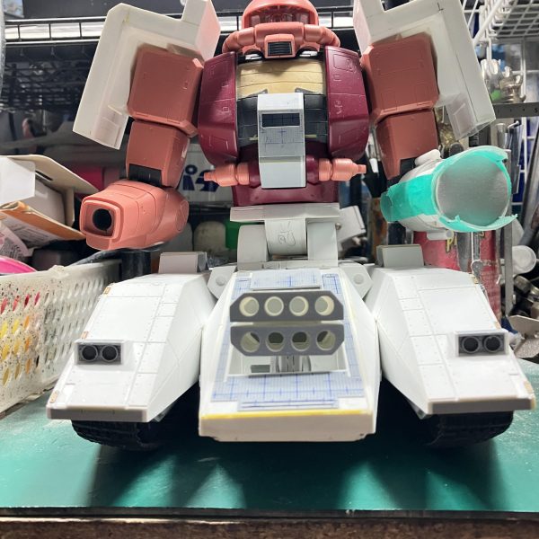 1/48ザクタンク(グリーンマカク)製作57〜66日目9割ほど車体のディテールアップしましたあとは、マフラーと手すりをやる位までになりました全体のリベット打ちに時間かかったり、ライトと片側3個ずつの箱を作ったりしてたら、あっという間に時間が過ぎてましたわ〜次からは上半身のディテールアップを進めて行きます ᕦ(ò_óˇ)ᕤ&nbsp;（3枚目）
