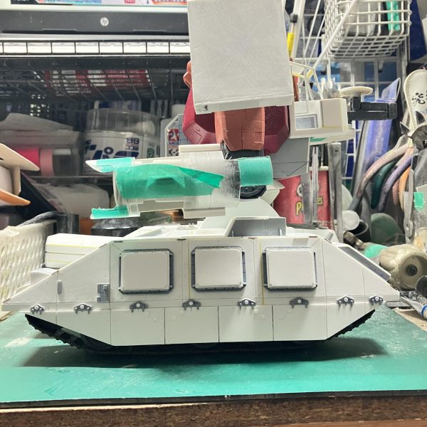 1/48ザクタンク(グリーンマカク)製作57〜66日目9割ほど車体のディテールアップしましたあとは、マフラーと手すりをやる位までになりました全体のリベット打ちに時間かかったり、ライトと片側3個ずつの箱を作ったりしてたら、あっという間に時間が過ぎてましたわ〜次からは上半身のディテールアップを進めて行きます ᕦ(ò_óˇ)ᕤ&nbsp;（5枚目）