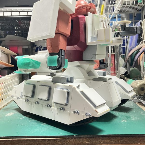 1/48ザクタンク(グリーンマカク)製作57〜66日目9割ほど車体のディテールアップしましたあとは、マフラーと手すりをやる位までになりました全体のリベット打ちに時間かかったり、ライトと片側3個ずつの箱を作ったりしてたら、あっという間に時間が過ぎてましたわ〜次からは上半身のディテールアップを進めて行きます ᕦ(ò_óˇ)ᕤ&nbsp;（6枚目）