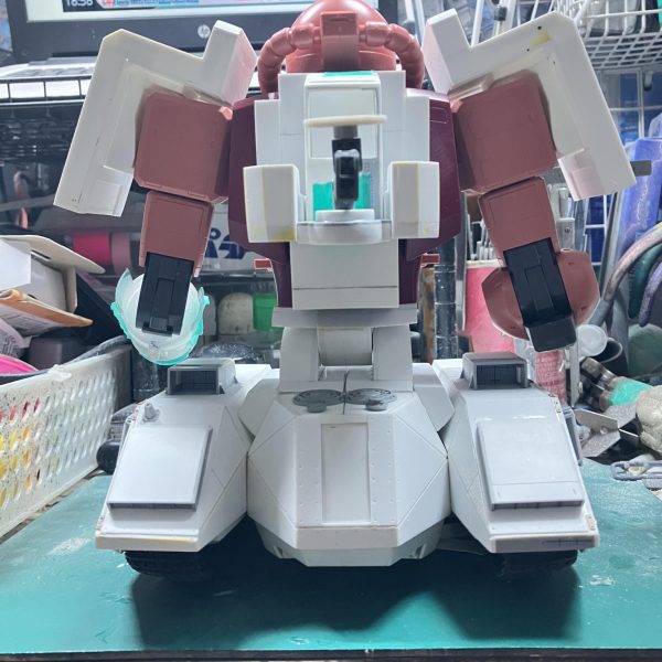 1/48ザクタンク(グリーンマカク)製作57〜66日目9割ほど車体のディテールアップしましたあとは、マフラーと手すりをやる位までになりました全体のリベット打ちに時間かかったり、ライトと片側3個ずつの箱を作ったりしてたら、あっという間に時間が過ぎてましたわ〜次からは上半身のディテールアップを進めて行きます ᕦ(ò_óˇ)ᕤ&nbsp;（7枚目）