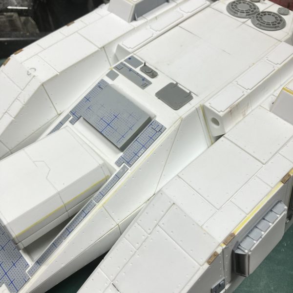 1/48ザクタンク(グリーンマカク)製作57〜66日目9割ほど車体のディテールアップしましたあとは、マフラーと手すりをやる位までになりました全体のリベット打ちに時間かかったり、ライトと片側3個ずつの箱を作ったりしてたら、あっという間に時間が過ぎてましたわ〜次からは上半身のディテールアップを進めて行きます ᕦ(ò_óˇ)ᕤ&nbsp;（2枚目）