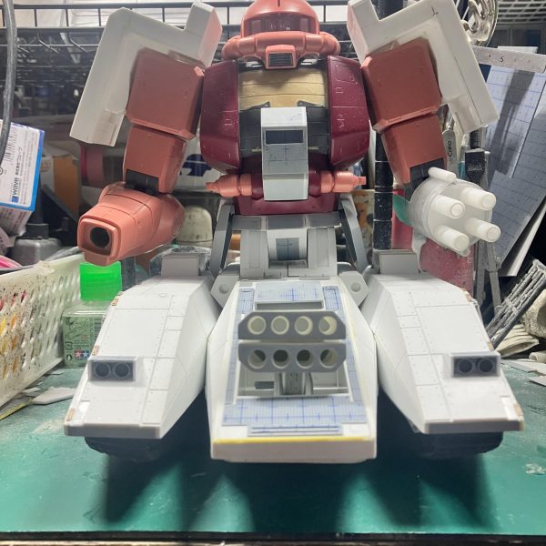 1/48ザクタンク(グリーンマカク)製作67〜73日目下半身のディテールアップしました写真を元にサイドアーマーをスクラッチアーマー裏は普段やらないのですが、ちょっと見えちゃうから仕方ないと思い、簡単なデザインのリブを追加しましたリアのディテールは何かのカードのイラストを参考にしました ∩^ω^∩（4枚目）