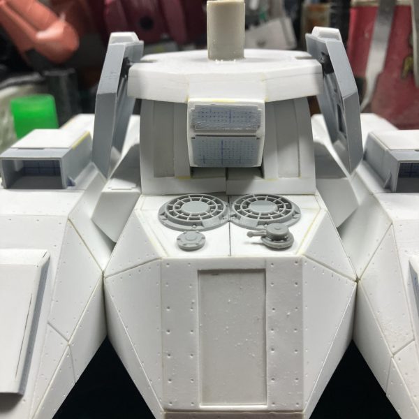1/48ザクタンク(グリーンマカク)製作67〜73日目下半身のディテールアップしました写真を元にサイドアーマーをスクラッチアーマー裏は普段やらないのですが、ちょっと見えちゃうから仕方ないと思い、簡単なデザインのリブを追加しましたリアのディテールは何かのカードのイラストを参考にしました ∩^ω^∩（3枚目）