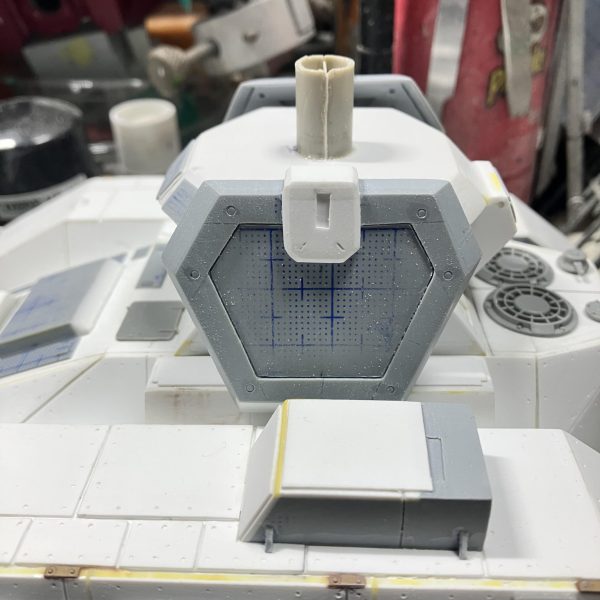 1/48ザクタンク(グリーンマカク)製作67〜73日目下半身のディテールアップしました写真を元にサイドアーマーをスクラッチアーマー裏は普段やらないのですが、ちょっと見えちゃうから仕方ないと思い、簡単なデザインのリブを追加しましたリアのディテールは何かのカードのイラストを参考にしました ∩^ω^∩（2枚目）