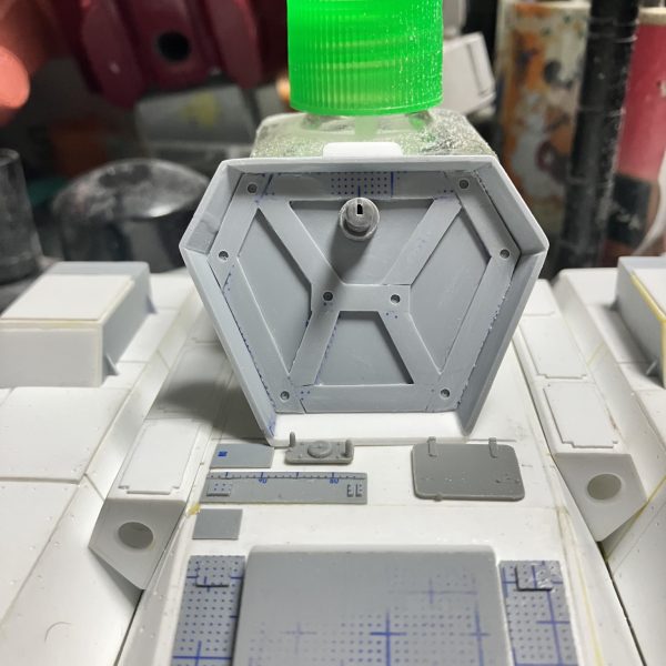 1/48ザクタンク(グリーンマカク)製作67〜73日目下半身のディテールアップしました写真を元にサイドアーマーをスクラッチアーマー裏は普段やらないのですが、ちょっと見えちゃうから仕方ないと思い、簡単なデザインのリブを追加しましたリアのディテールは何かのカードのイラストを参考にしました ∩^ω^∩（5枚目）