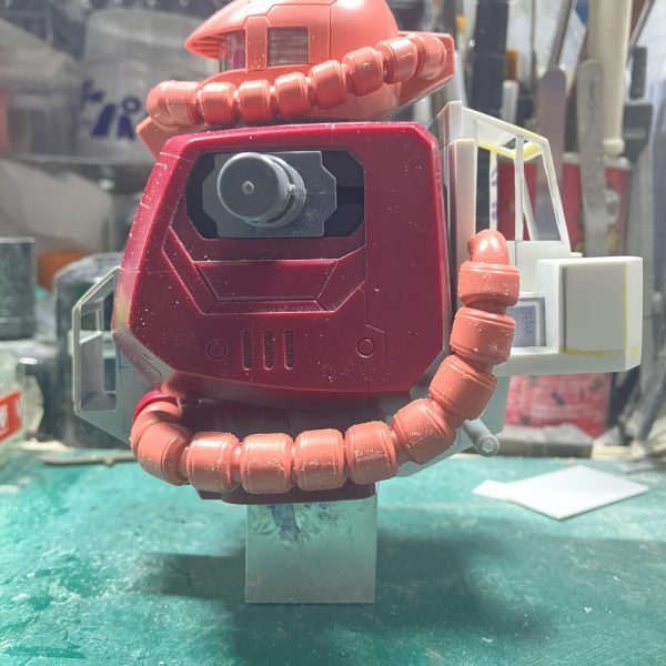 1/48ザクタンク(グリーンマカク)製作74日目動力パイプの加工しました動力パイプはプラで合わせ目がど真ん中😭ただでさえ合わせ目消しが大変なのに、それに加えてポーズ固定のタイプどうしようかと悩んで、試しに切ってみました向きを変えたりパイプの数を減らしてみたら、良い感じにました ∩^ω^∩少ない手数で自然なラインになって良かったです♪最悪、動力パイプ全てスクラッチしないとかなぁって考えてましたちなみに後ろの本体と動力パイプと繋がる所の箱型は3ミリずつ幅詰め作り直しました（2枚目）
