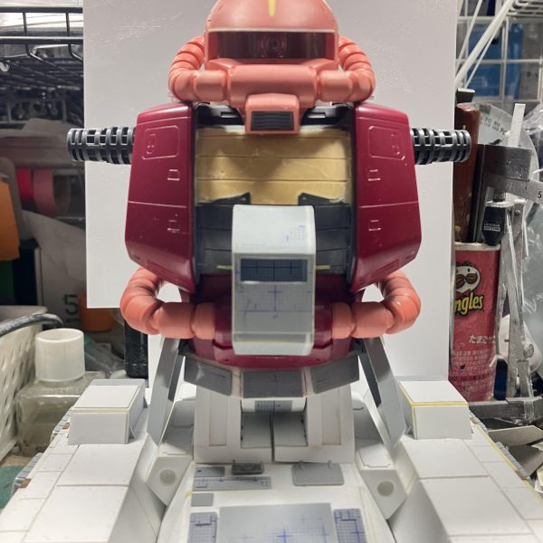 1/48ザクタンク(グリーンマカク)製作75〜79日目上半身のディテールアップしました ∩^ω^∩頭部の後ハメ加工して日差しの下が肉抜きされてたから埋めるついでに幅詰めして目つき悪くしました♪日差しのエッジもだるかったから、この加工でシャープになりました次は腕をやって行きます💪動力パイプの合わせ目がど真ん中に😭後からではやる気が無くなるから早めにヤスリかけ背部のコクピットを新しく作り直しました前のは延長した所が何回も割れたから断念（2枚目）