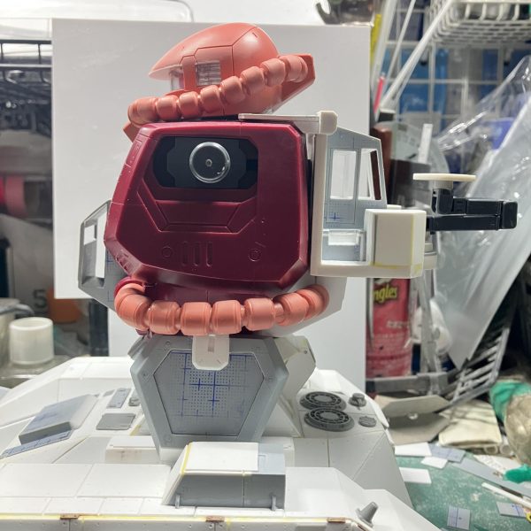 1/48ザクタンク(グリーンマカク)製作75〜79日目上半身のディテールアップしました ∩^ω^∩頭部の後ハメ加工して日差しの下が肉抜きされてたから埋めるついでに幅詰めして目つき悪くしました♪日差しのエッジもだるかったから、この加工でシャープになりました次は腕をやって行きます💪動力パイプの合わせ目がど真ん中に😭後からではやる気が無くなるから早めにヤスリかけ背部のコクピットを新しく作り直しました前のは延長した所が何回も割れたから断念（3枚目）