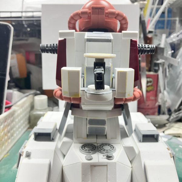 1/48ザクタンク(グリーンマカク)製作75〜79日目上半身のディテールアップしました ∩^ω^∩頭部の後ハメ加工して日差しの下が肉抜きされてたから埋めるついでに幅詰めして目つき悪くしました♪日差しのエッジもだるかったから、この加工でシャープになりました次は腕をやって行きます💪動力パイプの合わせ目がど真ん中に😭後からではやる気が無くなるから早めにヤスリかけ背部のコクピットを新しく作り直しました前のは延長した所が何回も割れたから断念（4枚目）