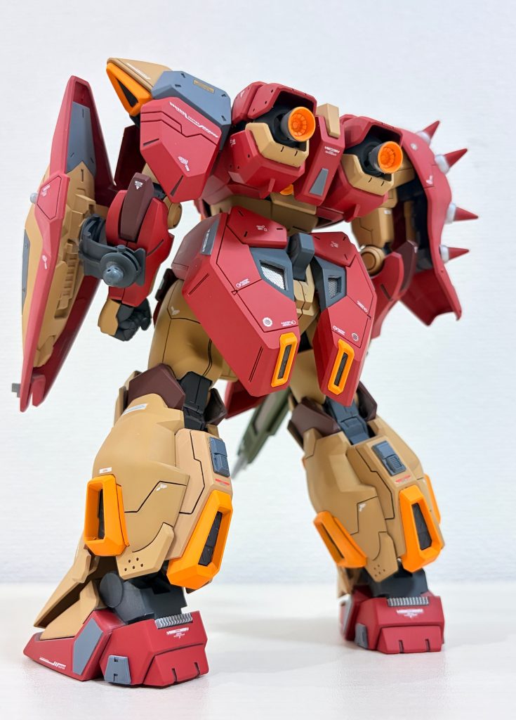 排熱効率アップと高出力化へのアプローチ重装甲化に伴う重量増加に対応するため、推力および排熱システムの強化をイメージしています。スカートのメッシュ化： バックスカートのダクト部をくり抜き、金属メッシュを埋め込みました。メッシュ裏にバーニアが隠されているので、高機動時の強力な推力確保と排熱効果の向上を狙っています。ロング・ビーム・ライフル： 高出力なライフルバレルにも金属メッシュを配置し、連射時の熱負荷を逃がす排熱機構を視覚化しました。&nbsp;