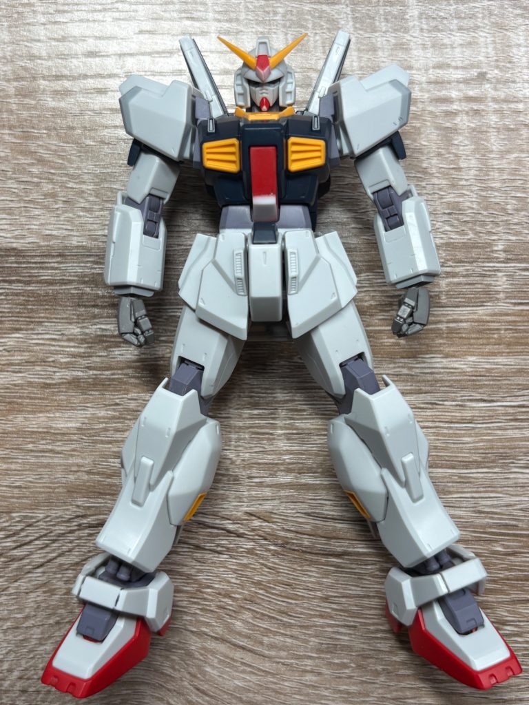 肩アーマーは側面に1mmプラ板を貼って延長。前後からスラスター基部のあるパーツを挟み込む構成なので、挟まれるパーツは内側で1mm延長して取付け軸を加工して大型化。胴体は腹部のグレーのパーツの下部を1mm延長。合わせて軸も1mm延長して真鍮線で補強。正面側のみ三角プラ棒で目隠しを。コクピットハッチは正面を薄くなるように削って上部ハッチとの段差をハッキリと。下部に1mmプラ板を貼り、腹部のグレーのパーツと干渉しないように角度を付けて延長。腕が長く感じるのは解消されたので、手首の袖部分をフレーム側に新造して、装甲の袖部分は切り飛ばして新造した袖に合うように開口。手首はWAVEさんのNEW F・ハンドに交換。
