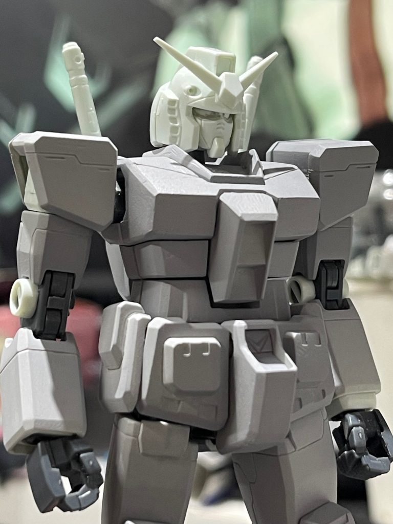 比較画像がなく申し訳ないですが、FGの頭パーツはリバイブ・EG・旧HGUC (021)・制作体験ガンダム・万博ガンダムと比べてもかなり大きい物で、プラ板などで大型化しても対応できない程のサイズ違いでした。この頭の大きさがPS２時代、MG1.5ガンダム辺りの「あの時のガンダム」に近いキーパーツになると思いますので、このフォルムが欲しい方はFGガンダムからの流用が1番近道だと思います。(同時に胸部の幅も重要になります)