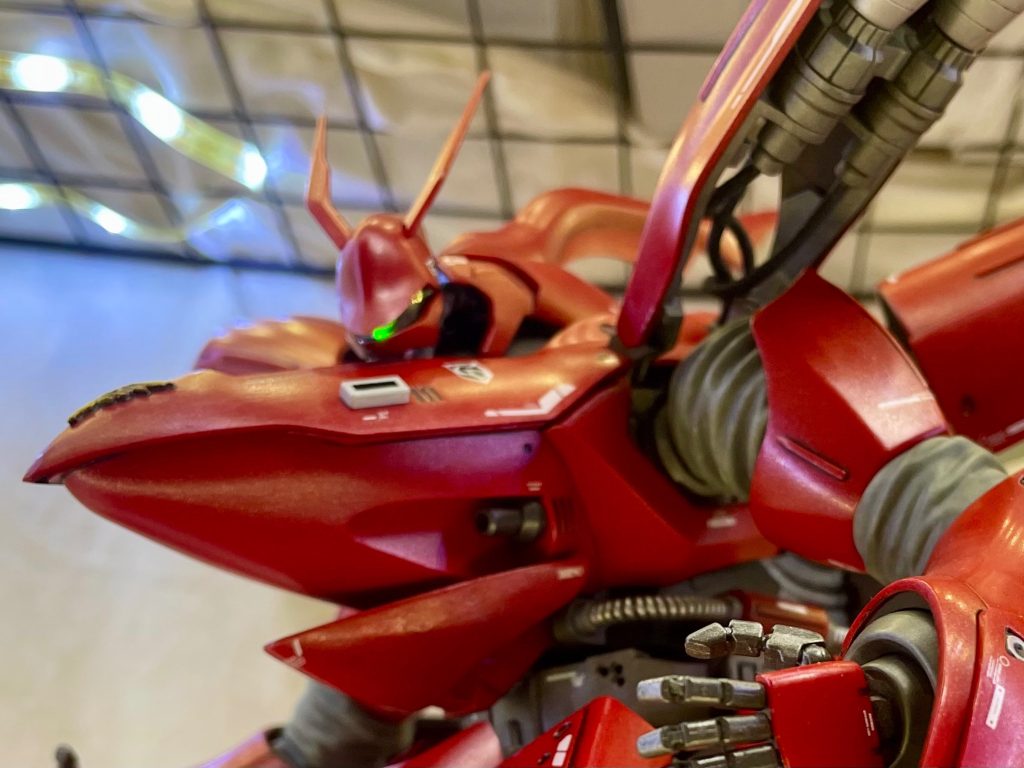 ギロリんちょ！ショルダーアーマーの3連バーニアはどうしても推進剤の供給元が気になるのでこれまた嫁のドル活用のゴム紐をサイレントで頂戴して本体へのケーブルを制作しました。