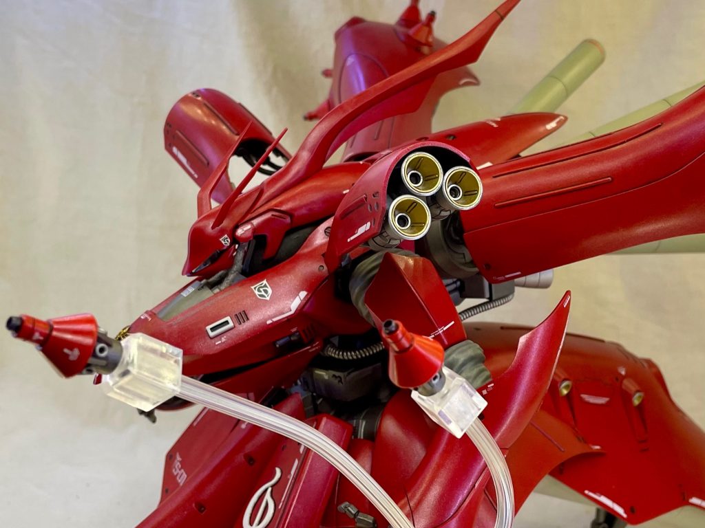 ファンネルバインダーの接続は、ラッキーにも欲しいと思ってたνガンダムVer.kaの足首がヤフオクで300円だったか400円であったのでそれを使いました。それでも重さに負けるので、ボルト、ナット、ワッシャーで締めました。丸見えだけど、隠すパーツのいいデザインが浮かばなくて今のとこ放置😭ファンネルは2基だけバーニアディテールを施しました。バインダーへの重量負荷を抑える為です。そして、10基全部やるは面倒だからです。