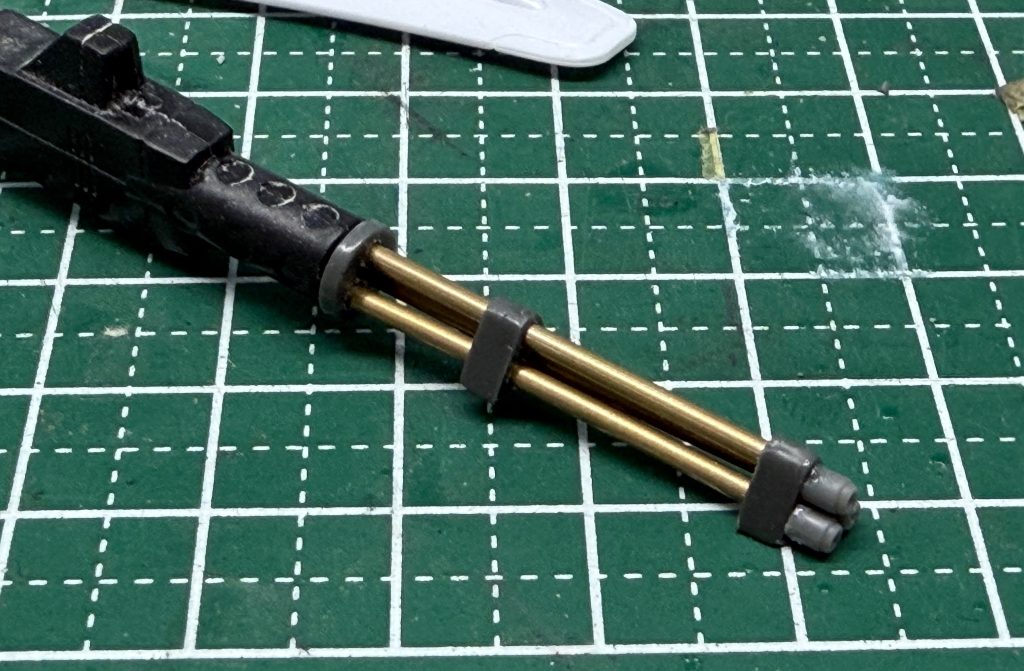 バルカン砲はキットのままでは迫力が無いので真鍮パイプや社外パーツで作り直しました。