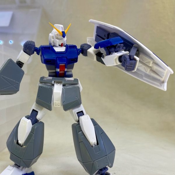 チマチマと進めておりますアレックス。MG2.0とは違う方法で、シールドを持たせたままの腕部ガトリング。シールドを持たせ、チョバムアーマーも着けての腕部ガトリング。です。（1枚目）