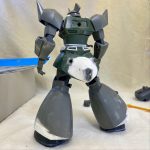 動物の顔に見えてくるリアスカートアーマー。