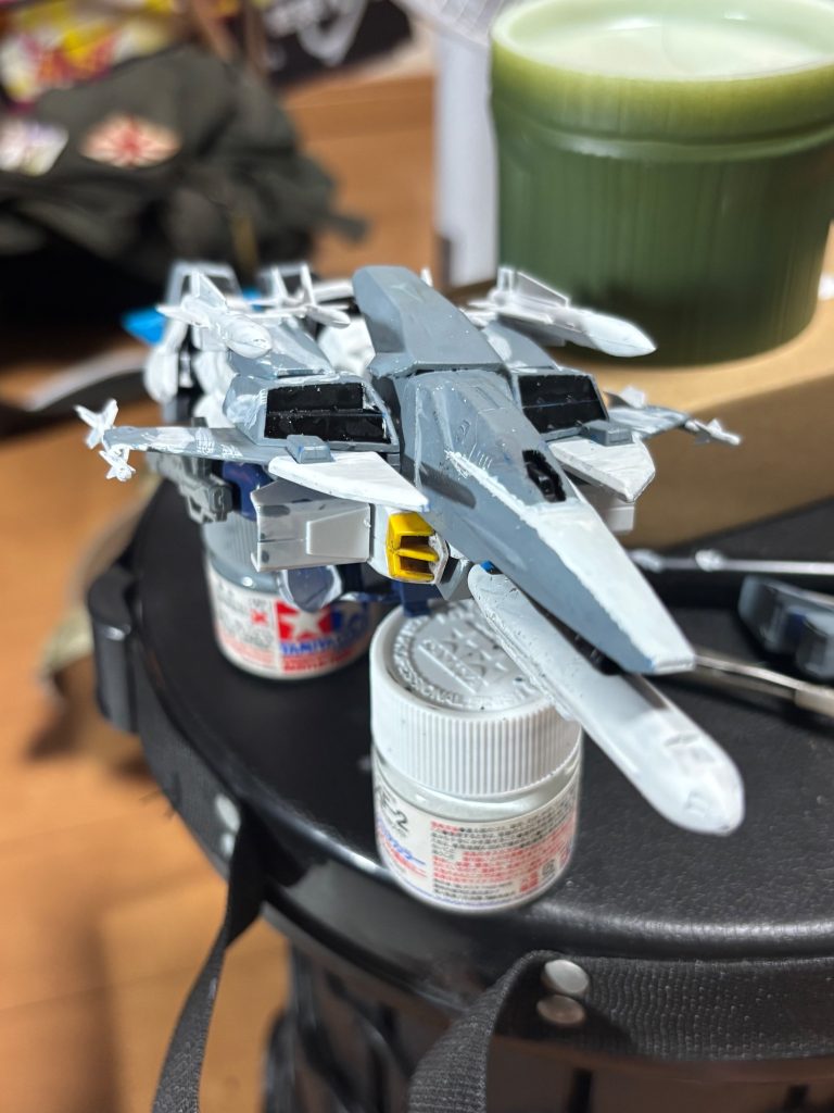 飛行形態では機首にガンポットを装着