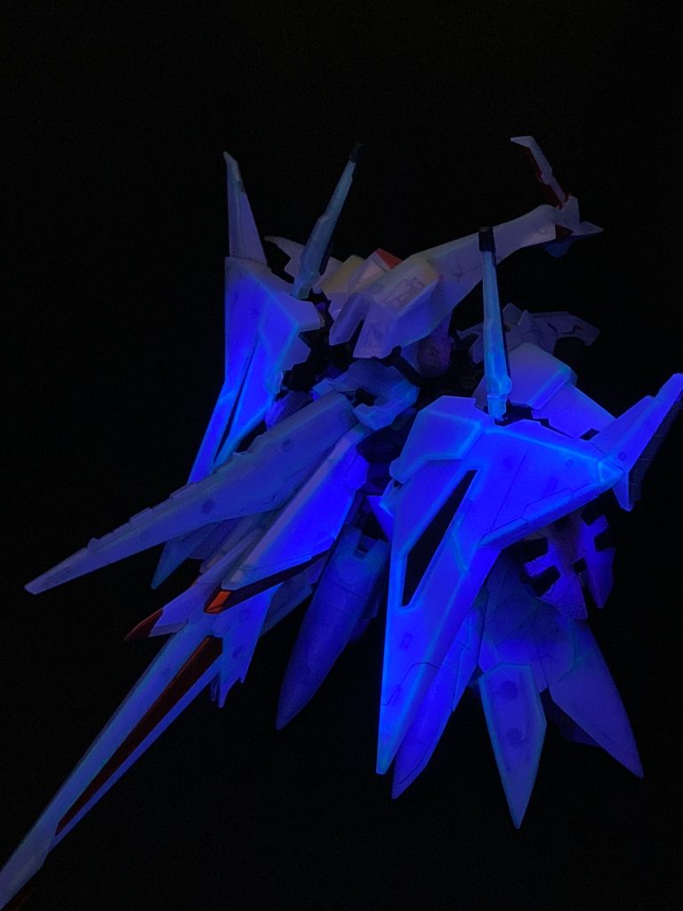 うまくいった写真を掲載していますが、実際は蛍光緑はあまり光ってくれませんでした。塗料が薄かったか、ブラックライトの選定が悪かったかもしれません。黄色パーツも蛍光色が薄かったのか、ほとんどブラックライトに反応しませんでした。それでも中のオデュッセウスと外装の色の対比みたいなものが何となく表現できたのかなと思います。