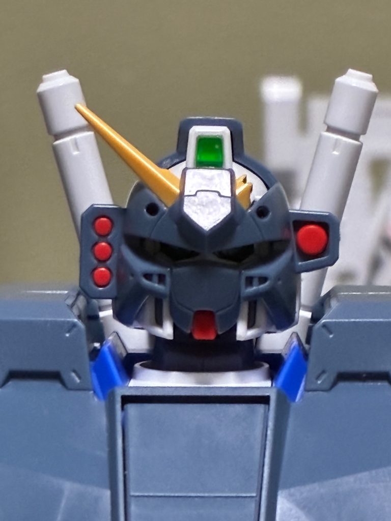 ブレードアンテナの折れたバージョン、SDの顔装甲も付いているのでケンプファー戦も再現できます