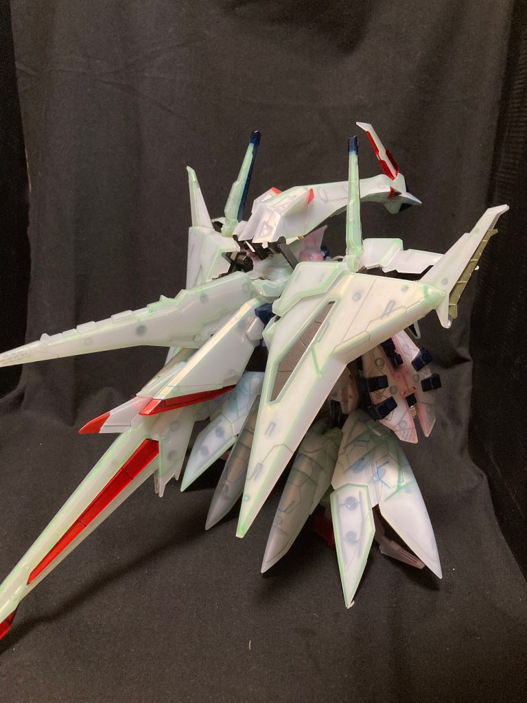 外装のフィックスド・フライトユニットはサイコフレームイメージの緑色で塗りました。黄色のパーツはゲームの表現を借りて、黄色→緑色の偏光カラーで塗りましたが、角度的にほぼ緑にしか見えなかったのでここは反省点です。&nbsp;