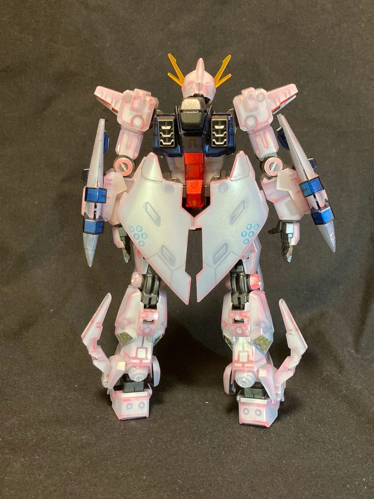 中の人のオデュッセウスは着込んだ時に目立たせるため、赤色にしました。キットそのままでもディテールが増えた印象になりました。