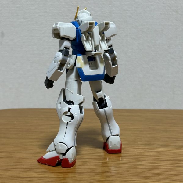 太らせたり縮めたり。まだらなパテは、ランナータグで加工した際に凸凹になってしまったのを平すためです。アニメの方のカトキさんの設定画イメージにはちょい近づいたかなと。ぴったりにする気はないけど、今おおよそのゴールイメージはできている感じがします。（3枚目）