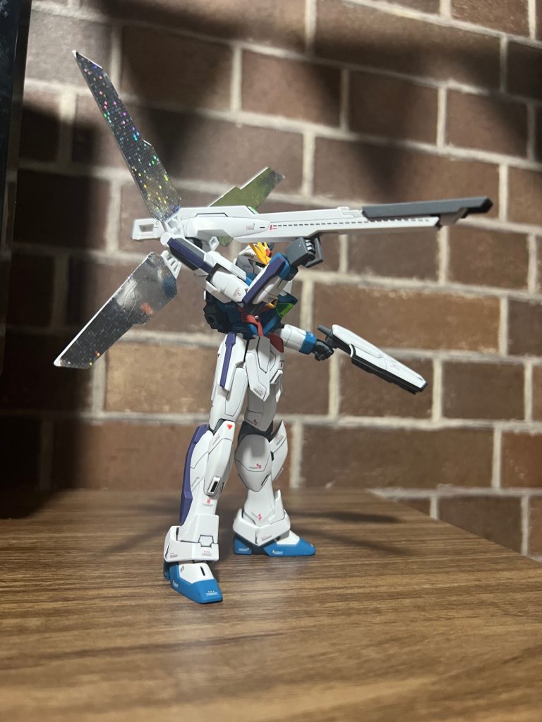 最近購入しやすくなってきたガンダムXです。キット自体は作りやすい「いわゆるガンダム」です。ホログラムのシールが決まってます。