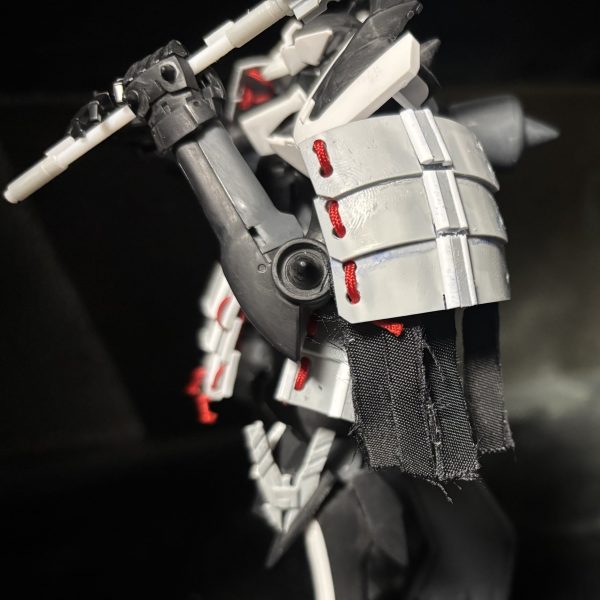 ますらおにプラ棒、アムロにはフラウボウ… というわけで恒例の武器スクラッチ1段。六角金剛棒？的なものをこさえました。ぶん投げてもよし、ぶん回してもよし。あと地味に内腿にアーマーと、100均で買った当て布を肩アーマーに付けてみました。錦戸あきら…スター感出てますかね？（2枚目）