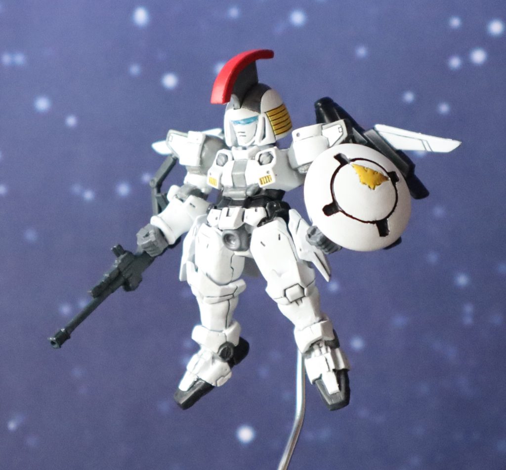 頭は、1/144スケールのものを使用シールドは、コンバージのものを改造中、紛失してしまったため、プラ板で作成ライフルは、コンバージのトールギスのものを使用