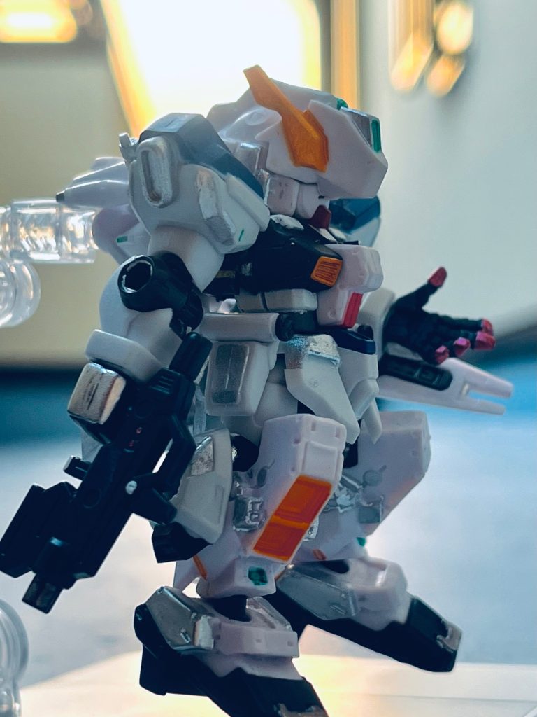 設定ATR-X121-1A　アドバイスドヘイズル改　(二枚目)ATR-X121-1AH　ヘイズルハイモビリティカスタム(一枚目)&nbsp;&nbsp;第二期TR計画(通称Advanced TR Project )において再建されたアドバンスドヘイズルの近代化改修機&nbsp;アナハイムがティターンズから接収したデータと自社最新技術をもとに作り出された。さらにアナハイム製アドバンスドヘイズル(ATR-X121-1A)を高機動強襲型に改造したのが本機 ヘイズルハイモビリティカスタム（ATR-X121-1AH）&nbsp;白い悪魔の再来をコンセプトに作られており、突然襲いかかる一眼バイザーは敵に恐怖を植え付ける。&nbsp;