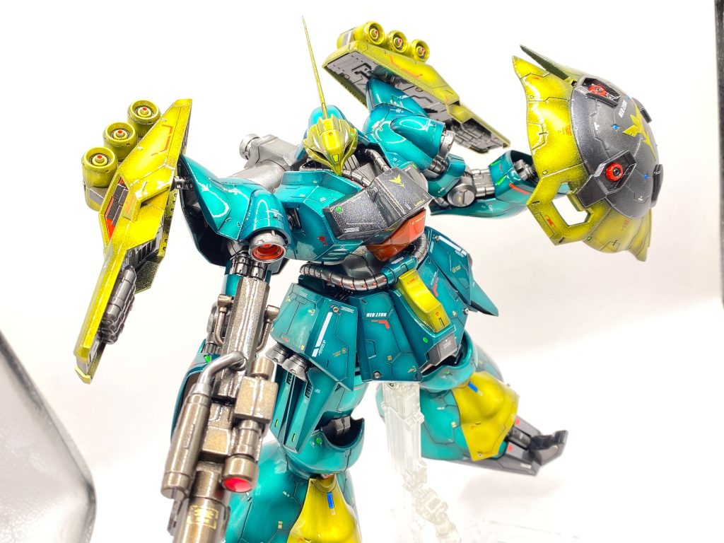 細かな筆塗はアクリジョンの白ベースを下塗りしてから各色筆塗していますアクリジョンは塗膜が強くラッカー系で上塗りしても汚染がないからです、はみ出したとこも後からケガいて修正できるとこも扱いやすいのでアクリジョン必須なんですよね（自分のなかでは(;^ω^)）