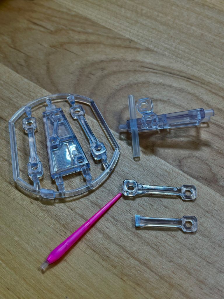 まずはサーベルが指しているところを切り飛ばします。二つあるので両方切り飛ばします。下の切り飛ばしたあとのパーツは使いません！
