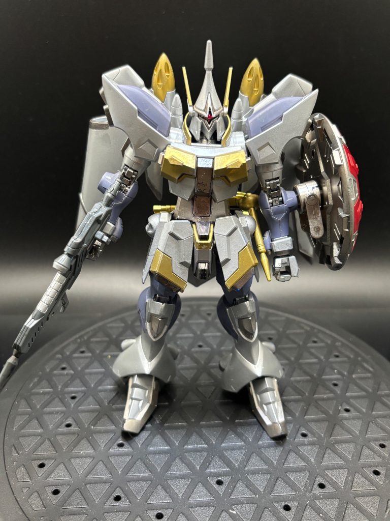 じゃあなんで作ったの(zaku-kao10)⁉️…とツッコミたくなりますが、カラーリングがカッコよかったんだもん✨というわけで正面です。塗装はほぼ全てガンダムマーカーを使っています。ガンダムシルバー（メインカラー）ガンダムゴールド（サブカラー、近接武器、シールド）ガンダムメガグレー（肩、腕、もも、ふくらはぎ）ヘビーガンメタリック（関節、シールド、手、膝、ブーツ、ボレロAのライン部分など）ロイヤルメタレッド（シールド）トランザムホロレッド（エフェクトパーツ）蛍光ピンク（モノアイ）腰のスカート部分にビームサーベルの持ち手と、ビームアックス収納状態のロッドを懸架可能。割とイメージ通りのカラーリングができました✌️✨