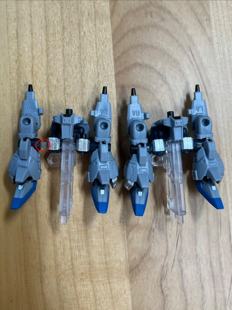 内側にきた３㎜穴をハンドパーツを差し込んだ棒に差し込みます。写真の左のように棒が余るので余った長さだけ端を切ります。すると写真の右のように隙間がなくなります。