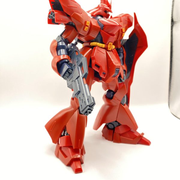 カトキ版と比べるとシンプル&スタイリッシュなサザビーです。発売から20年以上経っているのでしょうか？ポリキャップが沢山使われています。でもABSはランナー1枚でした。作りやすいMGですね^_^（3枚目）