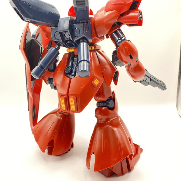 カトキ版と比べるとシンプル&スタイリッシュなサザビーです。発売から20年以上経っているのでしょうか？ポリキャップが沢山使われています。でもABSはランナー1枚でした。作りやすいMGですね^_^（2枚目）