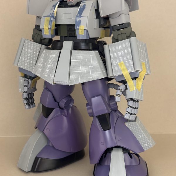 🔸上半身から！頭部はMGザクver1ジャンク使用MGドムベースにHGジオングジャンク使用🔸MGジオング腕部ジャンクとRGジオング手甲を使用しプラ板箱組肩部はMGドム赤いフレームにプラ板貼り🔸ここまでで、一ヶ月越え。。バランス調整しながらチマチマと胸部左右ブロック小型化腰部スカートが意外と手間でした。。ひょっとこ口を改修するか悩み中。。&nbsp;（3枚目）