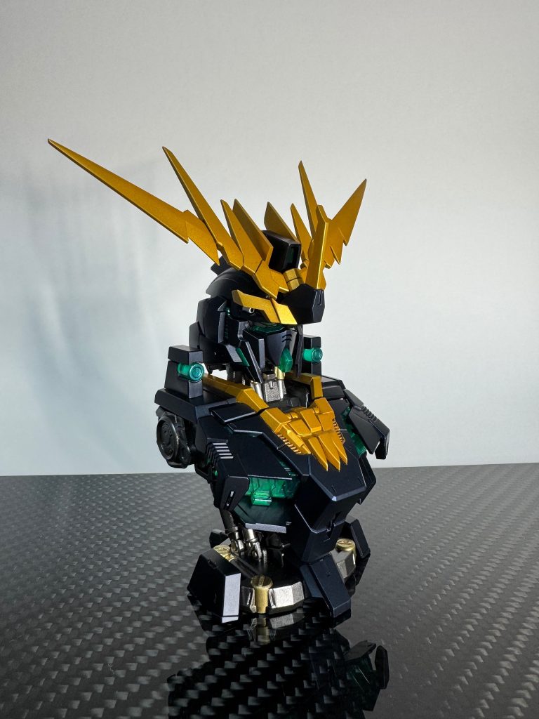 未発光状態です外装色はド定番のガイアノーツのプリズムブルーブラックアンテナなどのゴールドはこちらもガイアノーツのヴィクトリーゴールドを使用