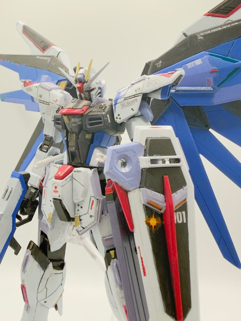 塗装は黒サフ+ガンメタを使用。水性塗料で筆塗り、スポンジ塗装で全塗装し、つや消し仕上げしました。