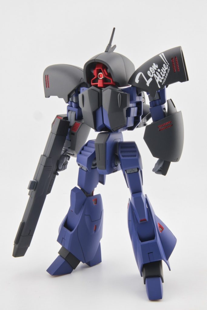 ビームライフルもムック本だと何色かわからなかったのでニュートラルグレーⅣとⅤで塗装しました。左肩のマークはガンダムデカールDX09から。