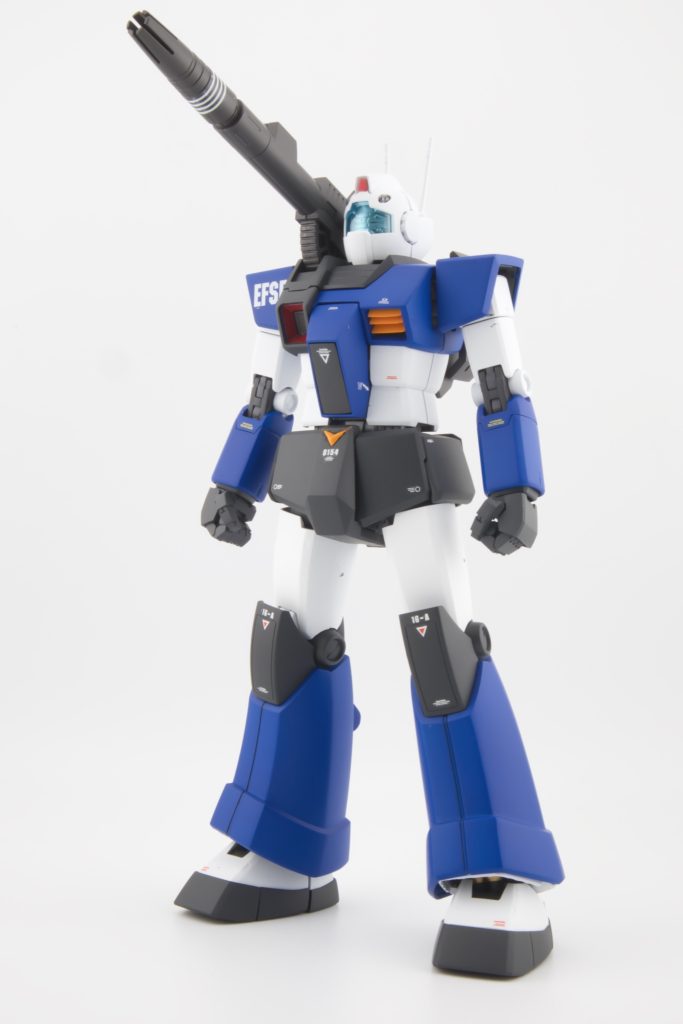 レビル艦隊直掩部隊「１４２ＭＳ部隊」のジムキャノンを見て青いのもいいなと思い空間突撃仕様じゃないけど青くしてみました。ハンドパーツを交換した以外はそのまま組んでいます。