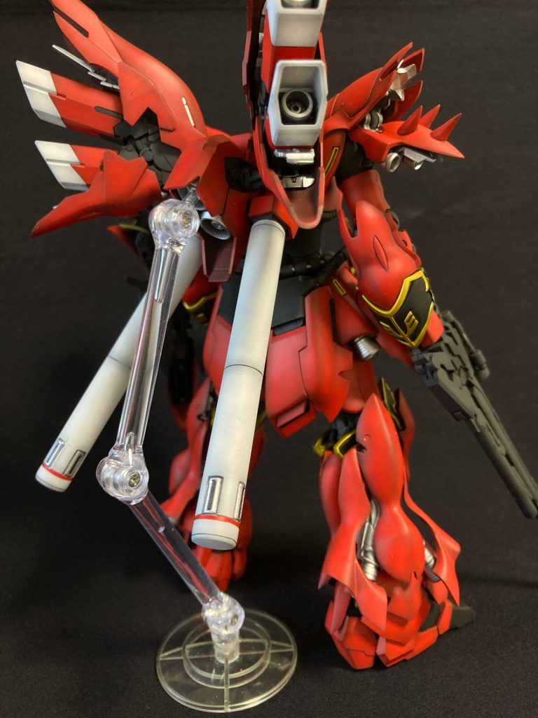 バックパックが重いため自立できません…リアアーマーがパイプのスプリングの影響で変な角度になりそうだったので、可動軸に真鍮線を通して可動範囲を制限しました。