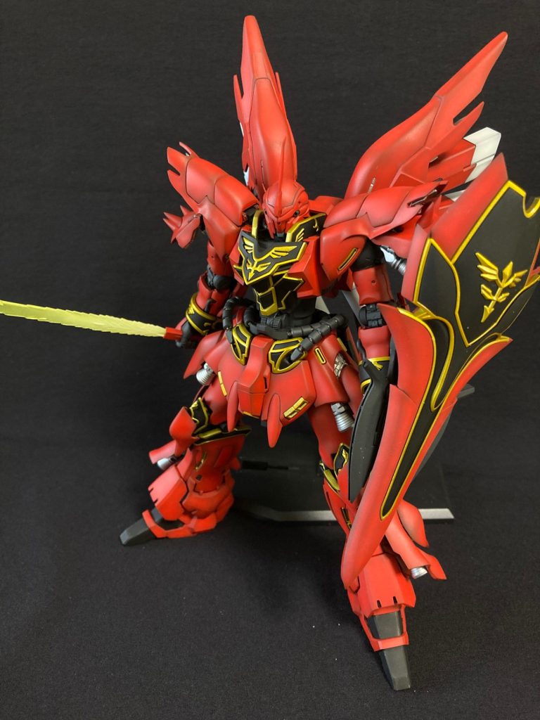 普通にビームサーベル構えただけでも絵になる機体です