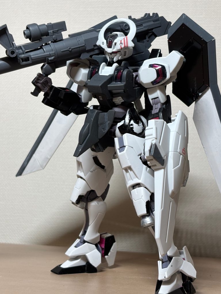 足はルブリス、羽根はイモータルジャスティスから拝借しました。ルブリスも後輩から貰った機体なんですけど、彼が関節を捻じ切ったらしくもともと再起不能でした。パーツ採りで活きるとは思ってませんでしたが。イモジャの方も、昔色変えようと思ってジャンク品安値で買ってたので、実質出費は300円です。