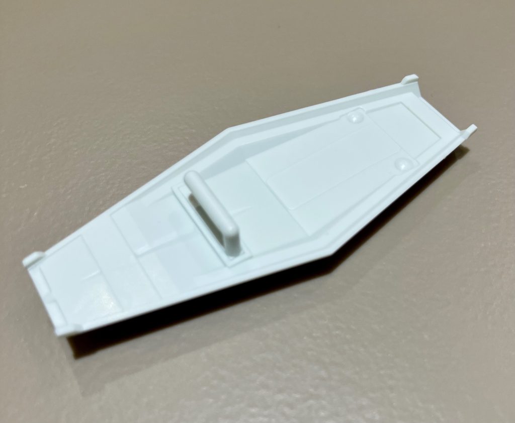 あと、シールド裏の4すみについてるこの突起、なんでしょう？今まで78ガンダムを作ってきて、こんな突起ついてるキット初めて見たんですけど。リバイバル元の旧キットもこんな突起あったのかな？🤔謎すぎる！