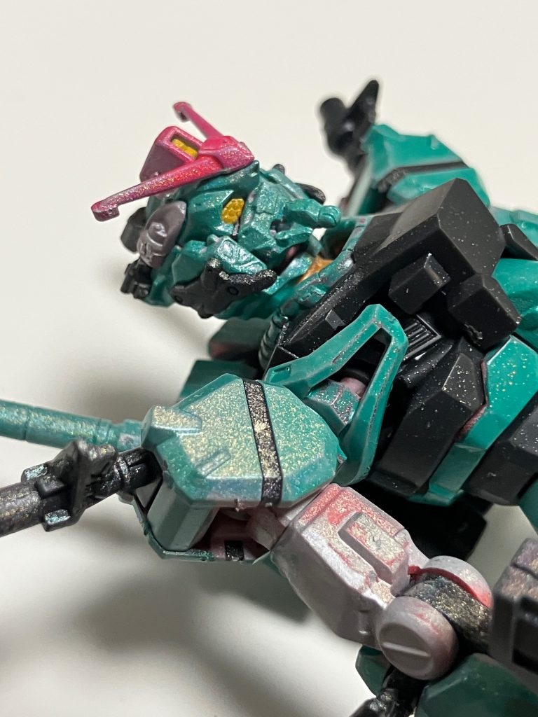 ジークアクス本編のシャロン薔薇を再現したく、ガンダムマーカーの月光蝶ホロシルバーをマーカーエアブラシで少々吹いてみました。