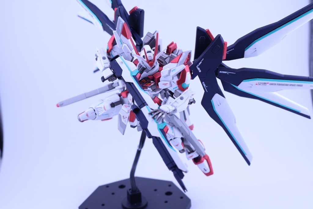 さすがの水星機体なので可動域もよく、連結ライフルもカッコよく構えられました！